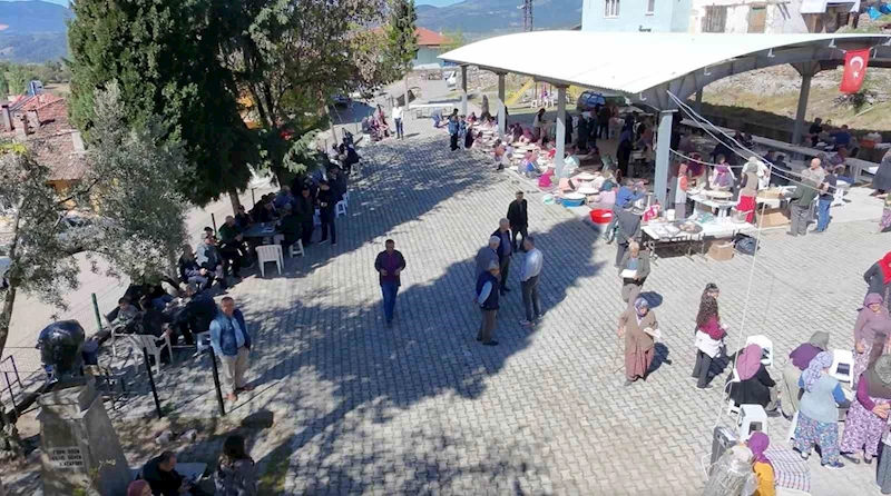 Köyün kadınları seferler oldu, binlerce gözleme aynı anda pişti
