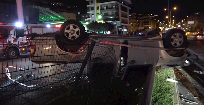 Alanya’da takla atan otomobil hurdaya döndü: 2 yaralı

