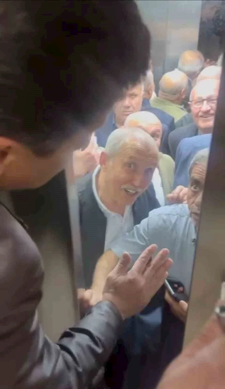 Düğüne gelen davetliler asansöre 10 kişi binince mahsur kaldılar.

