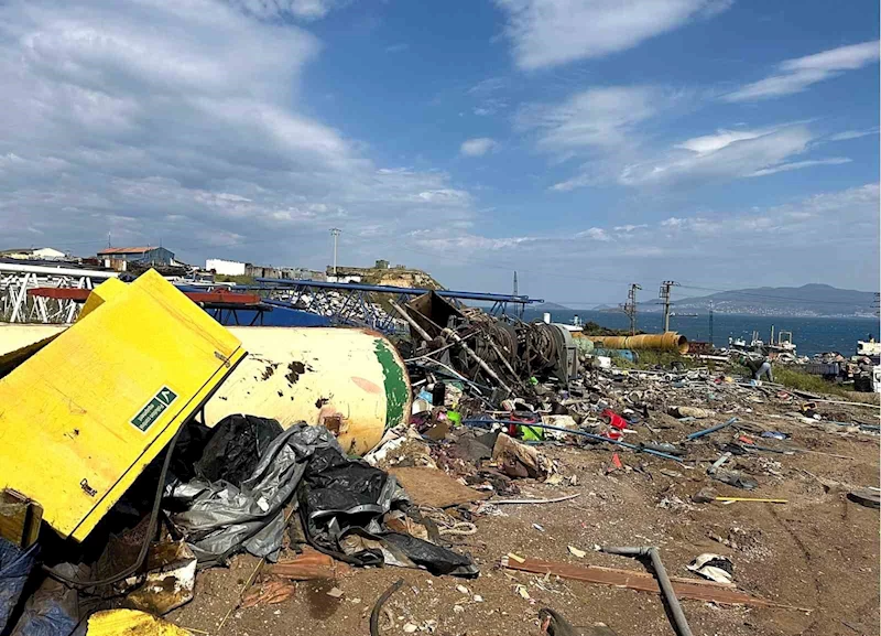 Aliağa’da 15 bin ton tehlikeli atık etrafa saçılmış
