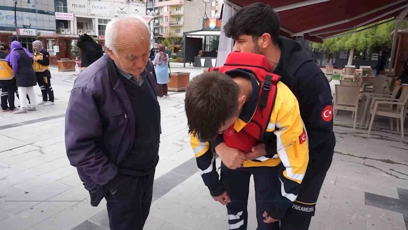 Gençler hayat kurtarmayı öğretti, vatandaşlar uygulamalı ilk yardım dersi aldı

