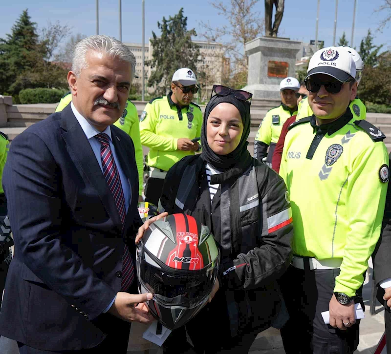 Kırıkkale’de motosiklet sürücülerine kask hediye edildi
