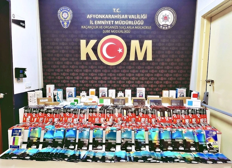 Kaçak telefon parçaları ele geçirildi
