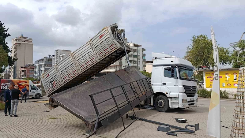 Damperi açılan tır üst geçidi kopardı: Yaya olmaması üzücü bir olayı engelledi
