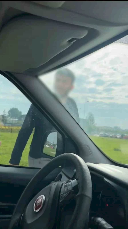 Trafikte korku dolu anlar...Aracından inen tır sürücüsünden çirkin hareketler
