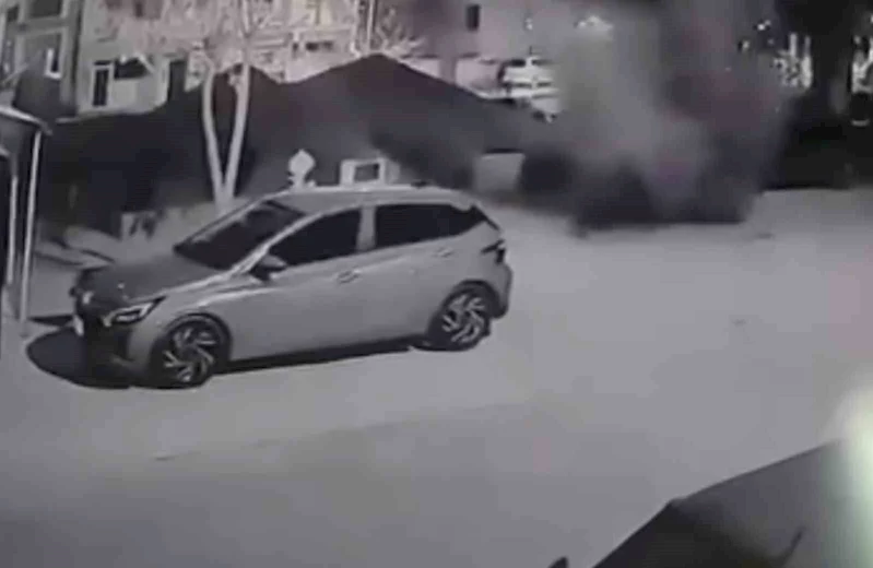 Tazyikli su asfaltı patlattı: İki araçta hasar oluştu
