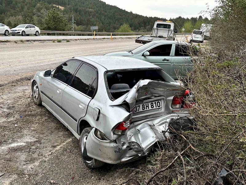 Virajı alamayan otomobil park halindeki araca çarptı: 4 yaralı
