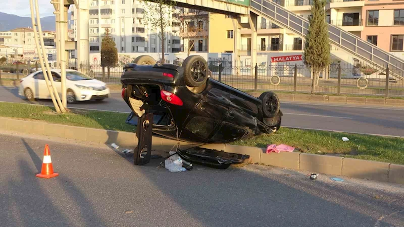 Malatya’da kontrolden çıkan otomobil refüje çarptı: 1 yaralı
