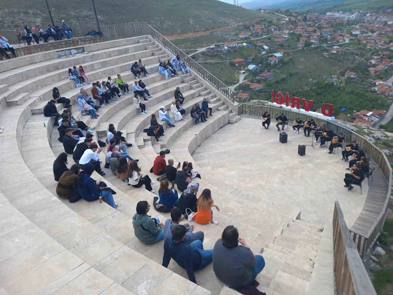 Üç şehir arasında kültür köprüsü kuran 