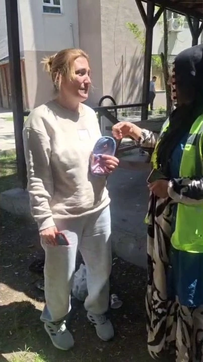 Temizlik görevlisi bulduğu para dolu cüzdanı sahibine teslim etti
