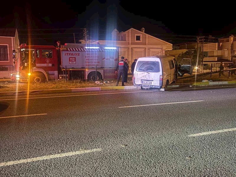Yoldan çıkıp elektrik direğine çarpan minibüste can pazarı
