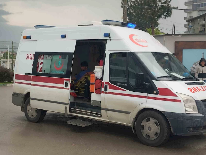 Hafif ticari aracın çarptığı motosikletli yaralandı
