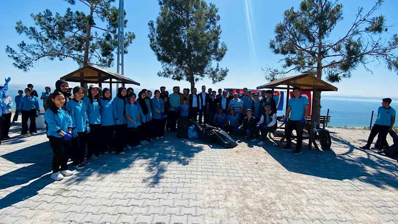 Samsat’ta protokol ve öğrenciler doğa temizliği yaptı
