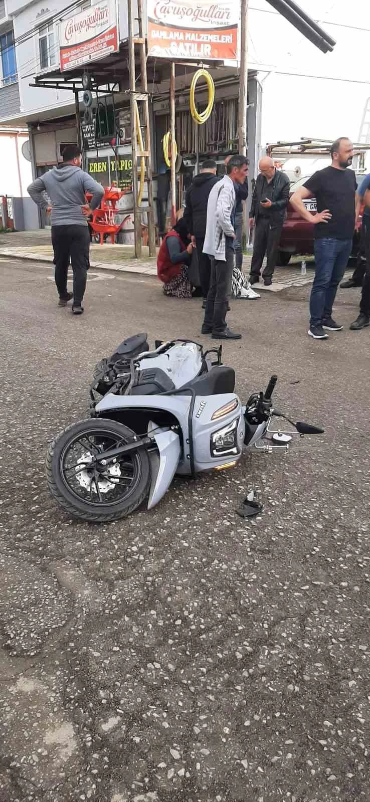 Motosiklet, park halindeki otomobile çarptı: 1 yaralı
