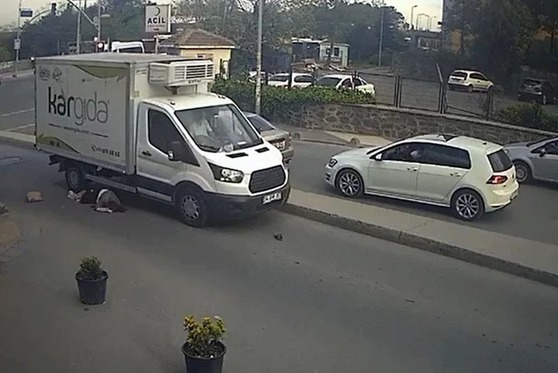 Yolun karşısına geçmeye çalışan kadının üzerinden kamyonet geçti
