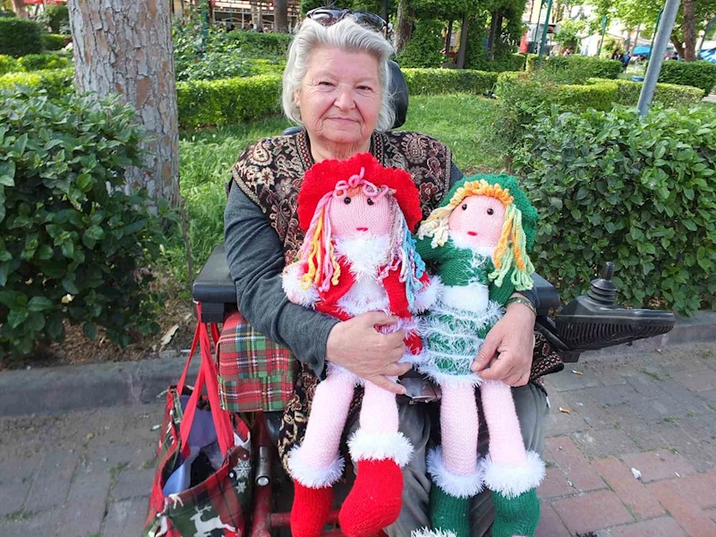 Balıkesir’de bedensel engelli Müfide hanım evinde üretiyor, parkta satıyor
