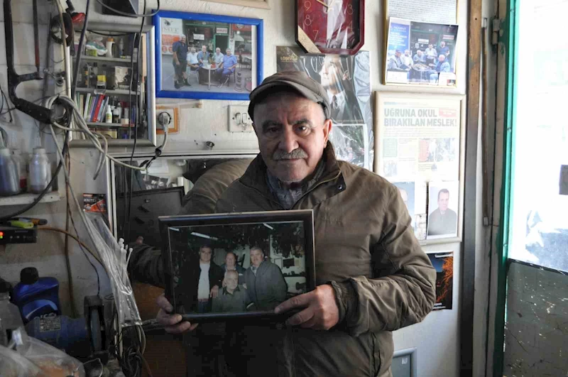 Kanser olan arkadaşının dükkanında bacayı tüttürmeye gayret ediyor
