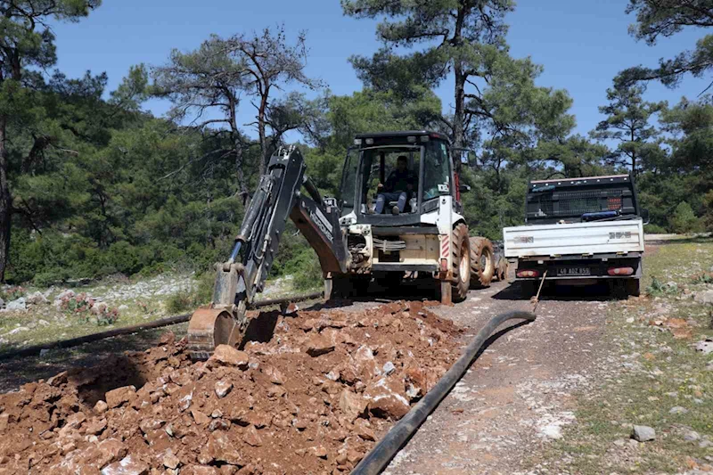 Çırpı Mahallesinin içme suyu hatlarını yenileniyor

