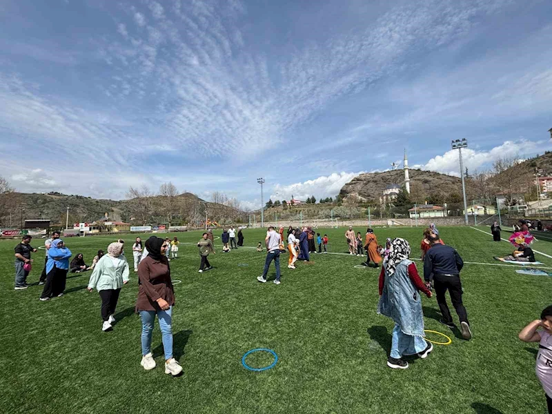 Çocuklar ve aileleri stadyumda buluştu, oyun oynayarak eğlendi
