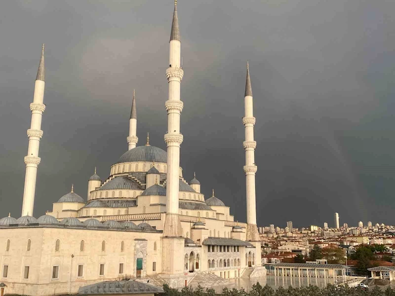 Ankara semaları gökkuşağı ile renklendi
