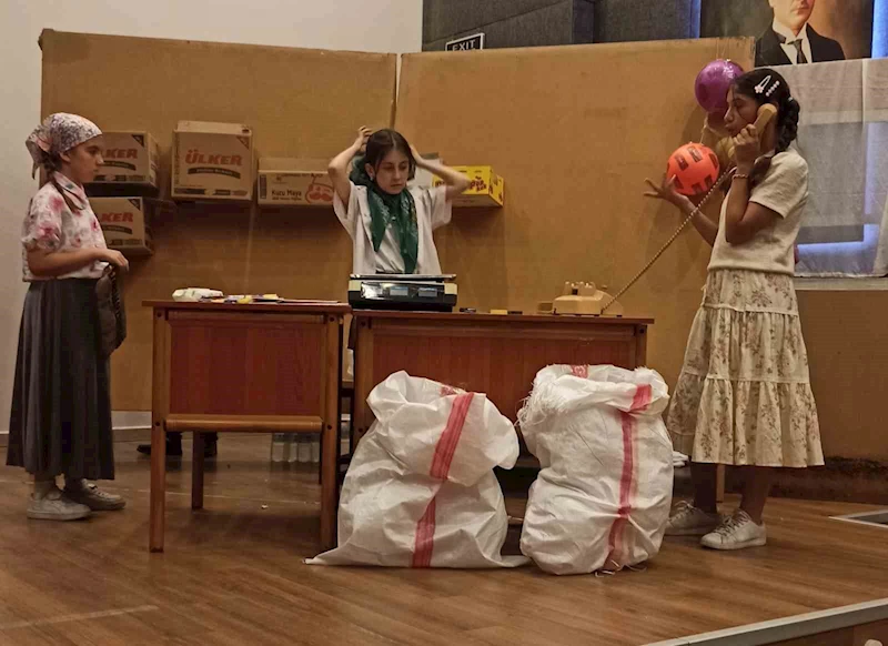 Ortaokul öğrencilerinin tiyatro performansı tam not aldı
