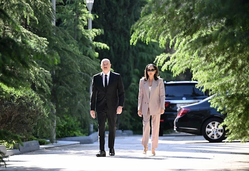 Azerbaycan Cumhurbaşkanı Aliyev, Haydar Aliyev’i mezarı başında andı
