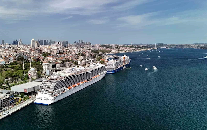 İstanbul Boğazı’nda iki dev kruvaziyer gemisi havadan görüntülendi
