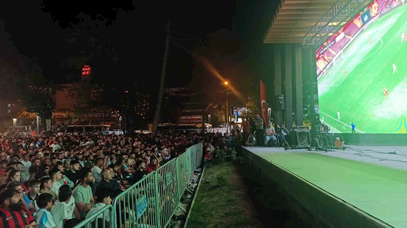 Vanspor FK taraftarları final coşkusunu dev ekranda yaşıyor
