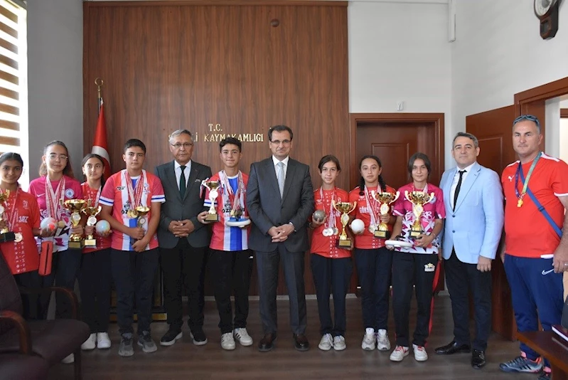 Kazandıkları kupa ve madalyaları, Salihli Kaymakamı Güldoğan’a götürdüler
