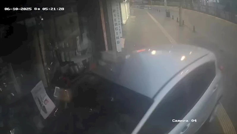 Direksiyon hakimiyetini kaybeden sürücü kozmetik mağazasına girdi
