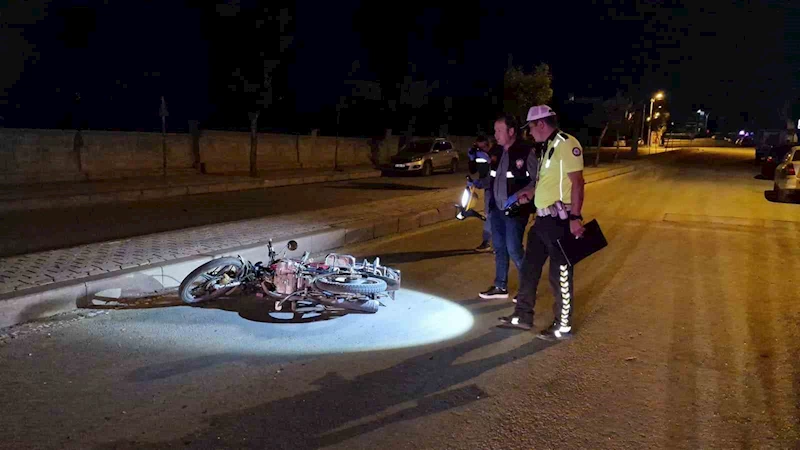 Karaman’da refüje çarpan motosikletteki 2 kişi ağır yaralandı
