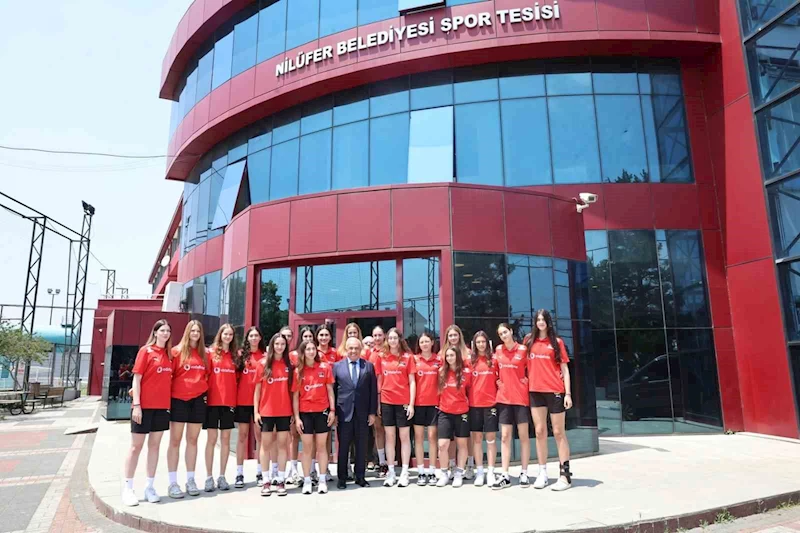 Başkan Şadi Özdemir’den genç voleybolculara motivasyon ziyareti
