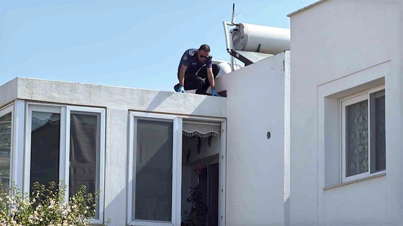 Anahtarını unutunca çatıdan eve girmeye çalışırken düşen emekli polis hayatını kaybetti
