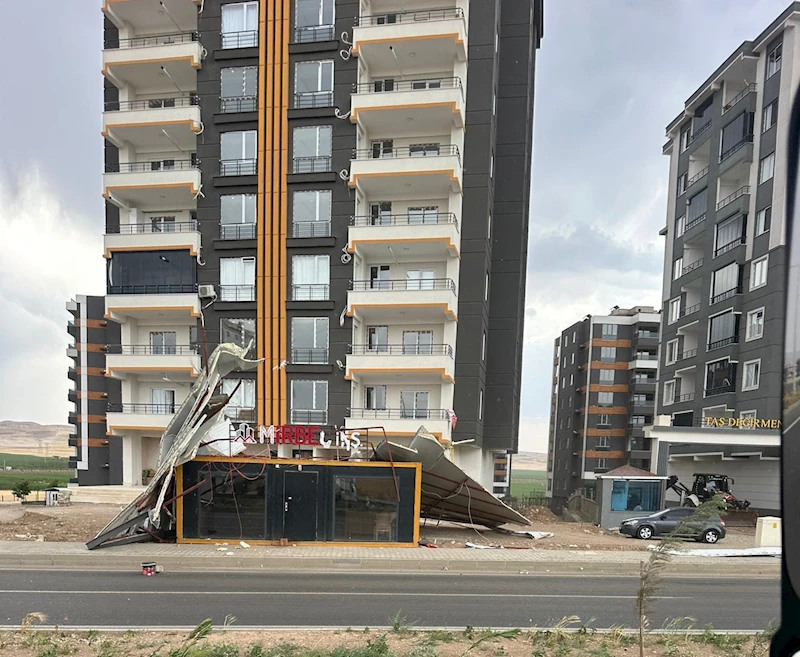 Batman’da şiddetli rüzgar çatı panellerini uçurdu
