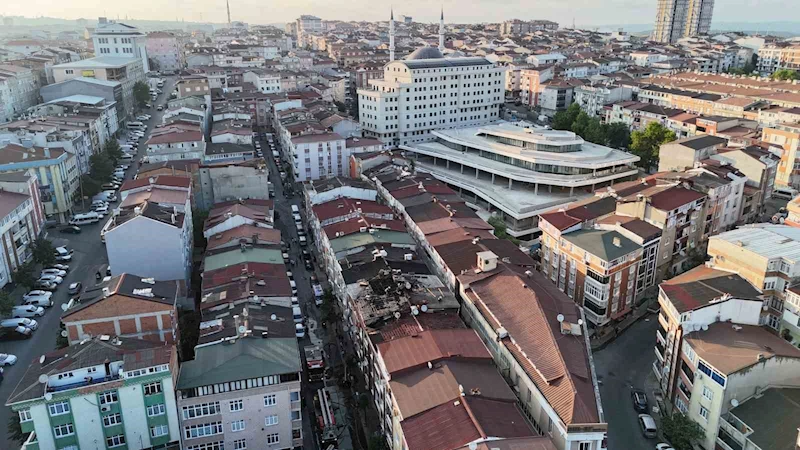 Sultangazi’de çatı yangını yan binalara sıçradı: Yanan çatılar dronla görüntülendi
