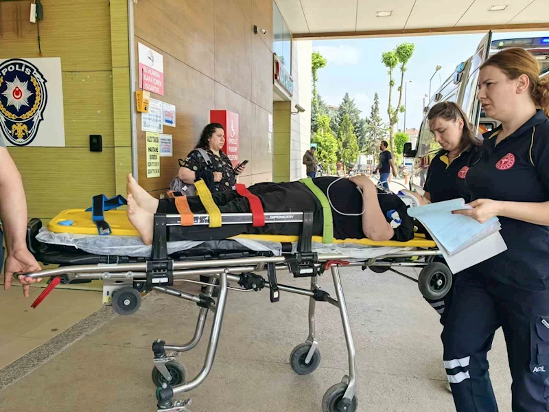 Hafif ticari araca çarpan motosiklet sürücüsü ağır yaralandı
