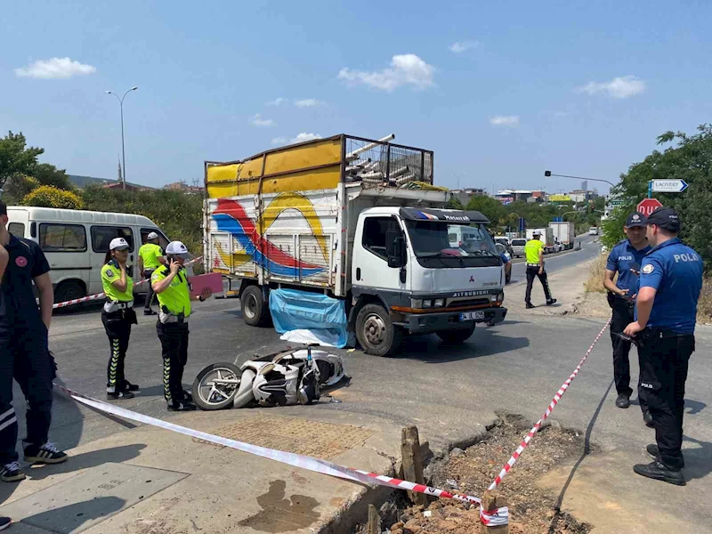 Ümraniye’de kamyonete çarpan motosikletli hayatını kaybetti
