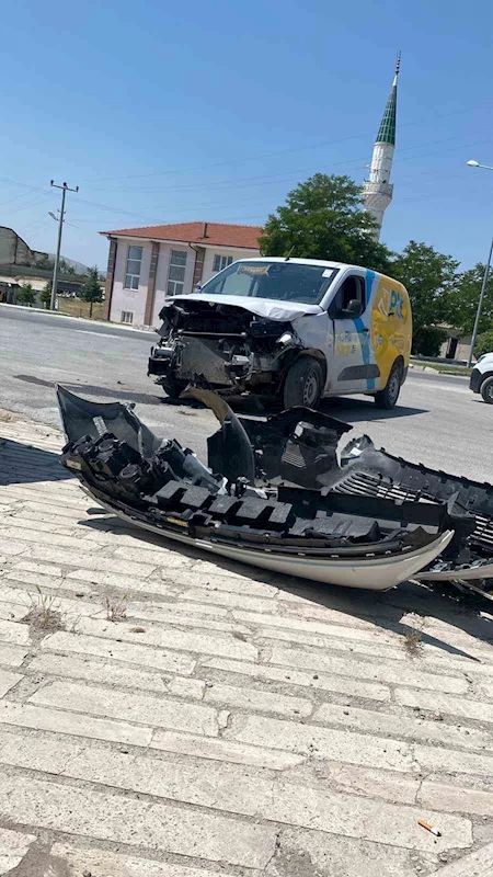 Otomobille kamyonet çarpıştı: 1 yaralı
