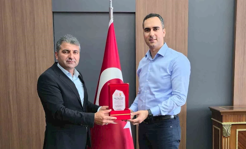 Kaymakam Artar, plaket ile uğurlandı

