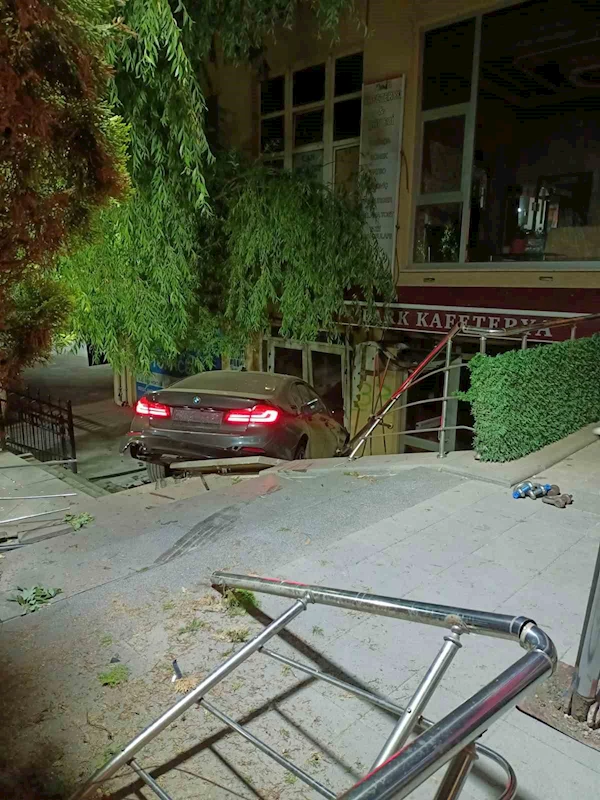 Akyurt Cumhuriyet Meydanı’nda gece saatlerinde korkutan kaza
