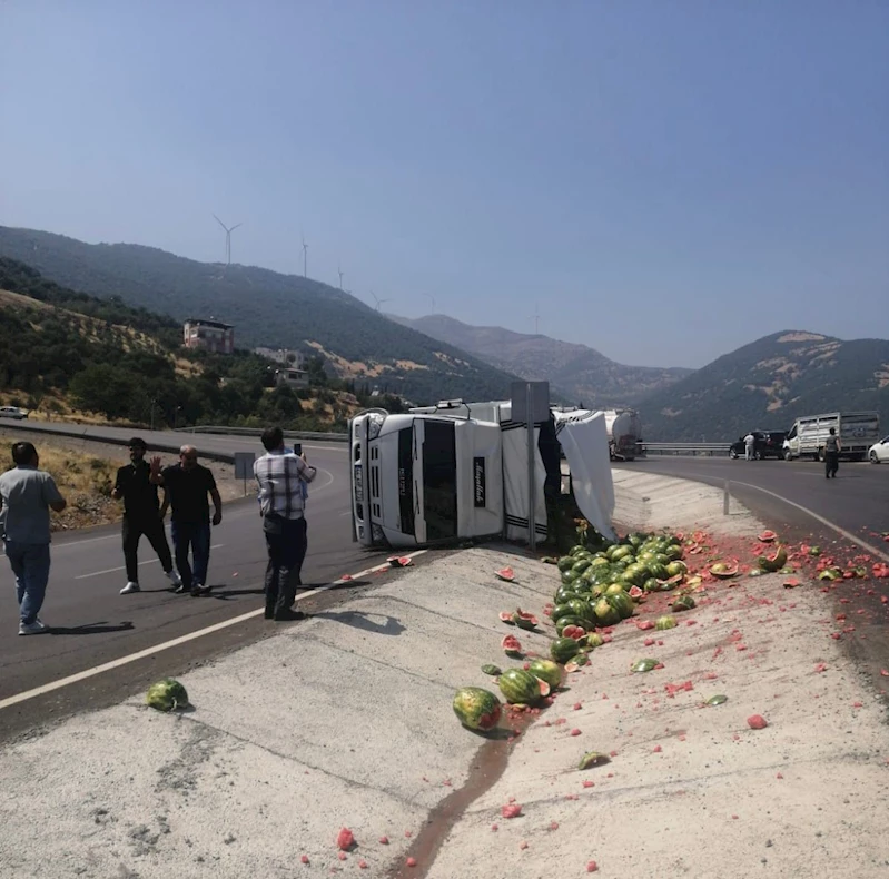 Karpuz yüklü kamyon devrildi: 1 yaralı
