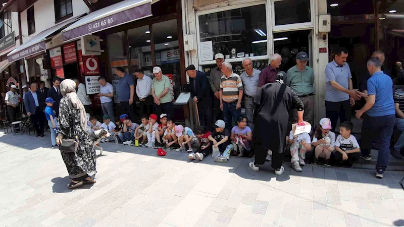 Ahilik geleneğine katılan minikler ellerini semaya açtı

