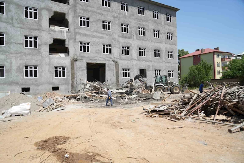 Muş’ta sundurma çöktü, 2 işçi yaralı
