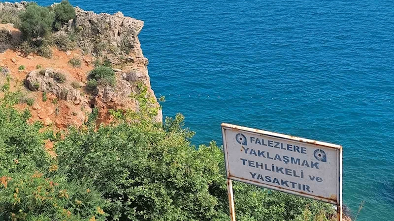 Çit ve uyarı tabelasını dikkate almayıp falezlere çıkan gençler ölüm atlayışları yapıyor
