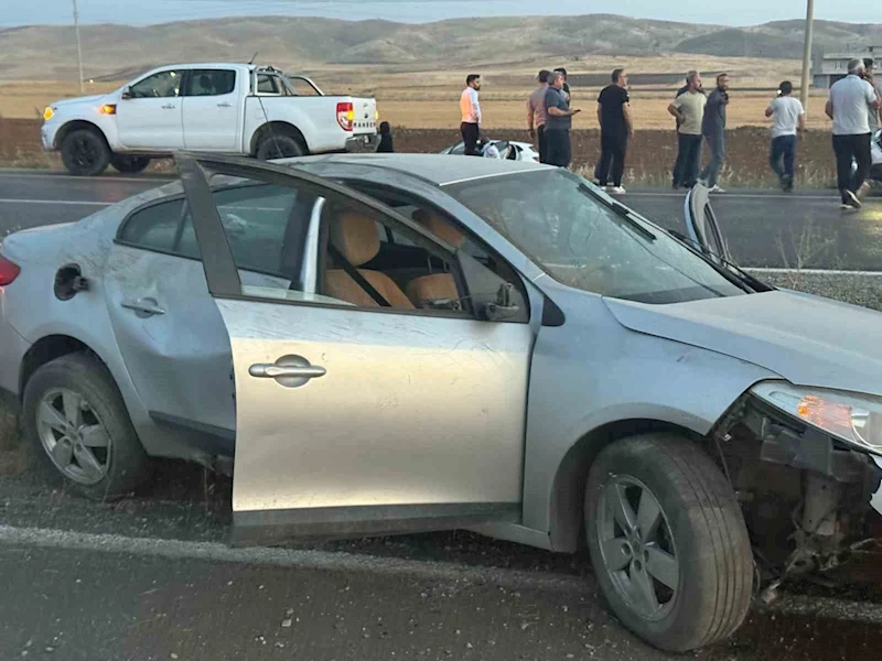 Siirt’te iki otomobil çarpıştı: 5 yaralı

