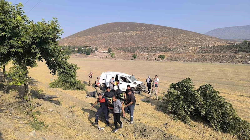 Kırıkhan’da tarlaya uçan kamyonetteki 2 kişi yaralandı
