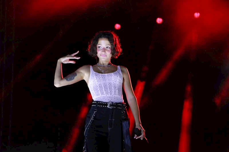Yüksek Sadakat ve Zeynep Bastık Tekirdağ Kiraz Festivali’nde sahne aldı
