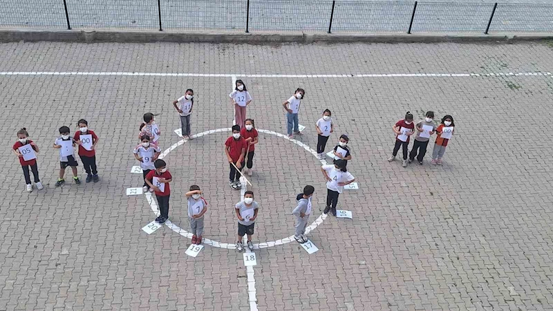 Hilal öğretmen eTwinning projeleri ile öğrencilerini hem eğlendirdi hem de eğitti
