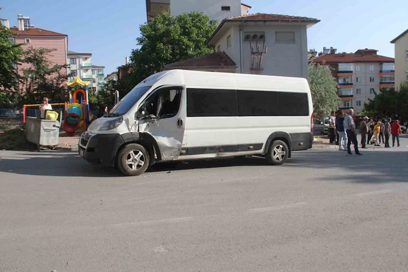 Minibüs ile çarpışan motosiklet sürücüsü hayatını kaybetti
