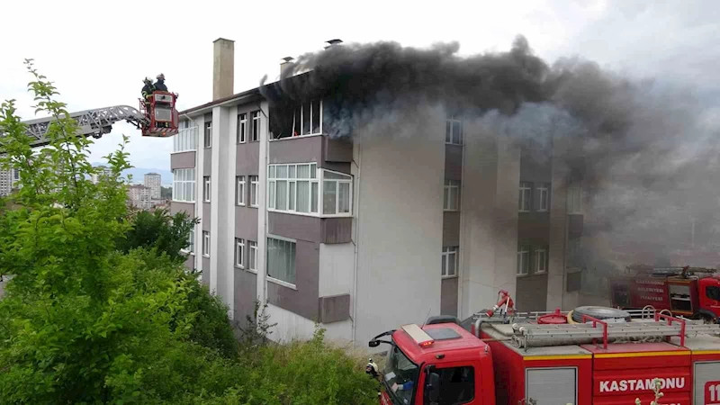 Kastamonu’da alevlere teslim olan daire kullanılamaz hale geldi
